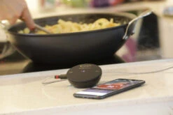 Big Green Egg CookPerfect Comfort Bluetooth Grillthermometer - Black Edition -Grill Welt Geschäft Big Green Egg Cook Perfect Black Edition beim Kochen