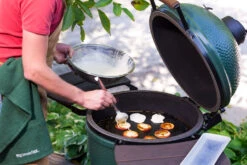 Big Green Egg Grillplatte Gusseisen 2XL / XLarge / Large -Grill Welt Geschäft Big Green Egg Zubereitung Apfel 117656 1