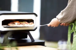 COZZE Pizzaofen Elektrisch 34 Cm (13") - Inkl. Pizzastein & Hitzeschild 7 COZZE Pizzaofen Elektrisch 34 Cm (13") - Inkl. Pizzastein & Hitzeschild -Grill Welt Geschäft COZZE Elektro Pizzaofen 13 Zoll Lifestyle