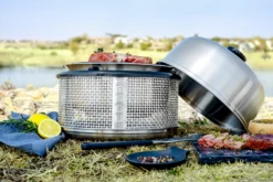 Cobb Grill Premier AIR Deluxe Holzkohlegrill - Modell 2023 -Grill Welt Geschäft Cobb Premier Air Deluxe Campinggrill Lifestyle