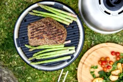 Cobb Grill Premier AIR Deluxe Holzkohlegrill - Modell 2023 -Grill Welt Geschäft Cobb Premier Air Deluxe Lifestyle