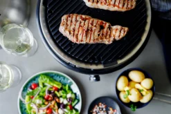 Cobb Grill Premier+ Gas Deluxe Gasgrill 30mbar - Modell 2023 -Grill Welt Geschäft Cobb Premier Plus Deluxe Gasgrill Lifestyle 1