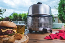 Cobb Grill Premier+ Gas Deluxe Gasgrill 30mbar - Modell 2023 -Grill Welt Geschäft Cobb Premier Plus Deluxe Tischgrill Lifestyle 1