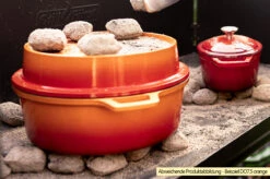 Grillfürst Emaillierter Dutch Oven Ohne Füsse DO12 - Rot -Grill Welt Geschäft Grillfuerst Dutch Oven emailliert Beispiel DO7 5 orange Briketts 1