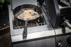 Grillfürst G210G 2-Brenner Gasgrill Mit Hochtemperaturbrenner Und Gusseisen Rosten 31 Grillfürst G210G 2-Brenner Gasgrill Mit Hochtemperaturbrenner Und Gusseisen Rosten -Grill Welt Geschäft Grillfuerst Gasgrill G210G Gusspfanne Steakzone