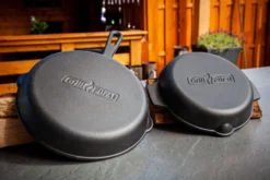 Grillfürst Gusseisenpfanne Mit 2 Griffen Ø 35 Cm -Grill Welt Geschäft Grillfuerst Pfannen Rueckseite 2 2