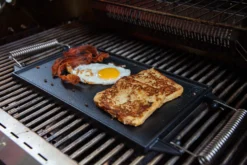 Grillfürst Universal Grillplatte / Wendeplatte Aus Gusseisen 35 X 20 Cm -Grill Welt Geschäft Grillfuerst eckige Universal Grillplatte auf Grillrost