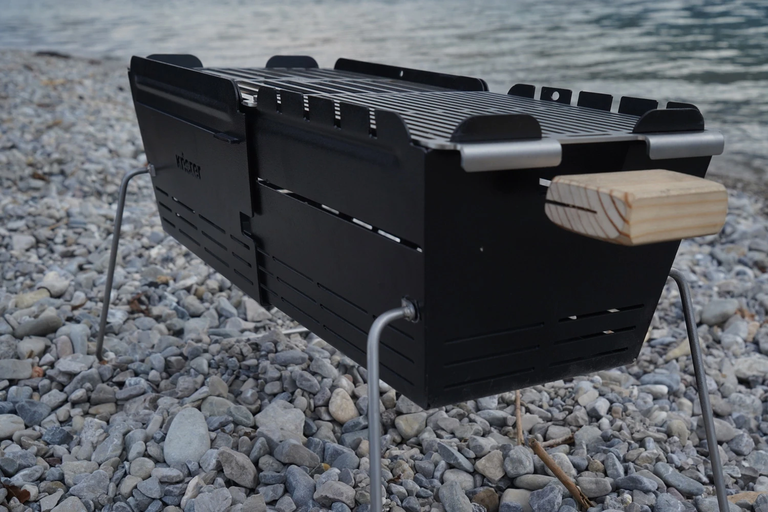 Knister Grill Original - Ausziehbarer Holzkohle Kompaktgrill 14 Knister Grill Original - Ausziehbarer Holzkohle Kompaktgrill - Image 14