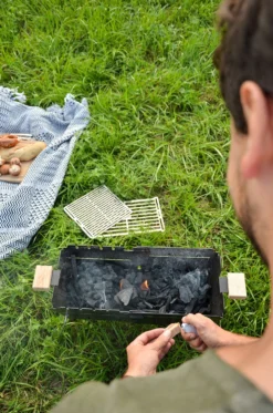 Knister Grill Original - Ausziehbarer Holzkohle Kompaktgrill 30 Knister Grill Original - Ausziehbarer Holzkohle Kompaktgrill -Grill Welt Geschäft Knister auf der Wiese