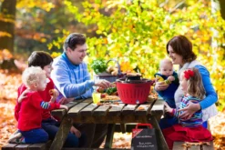 LotusGrill Classic - Holzkohle Tischgrill - Feuerrot Inkl. Tasche -Grill Welt Geschäft LotusGrill Classic Picknick Campinggrill