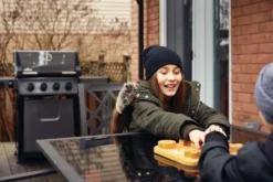 Napoleon Freestyle 425 Gasgrill, Graphit - Mit Sizzle Zone - X-DEAL Inkl. Grillplatte Und Plancha Tool-Set -Grill Welt Geschäft Napoleon Freestyle 425 SIB Lifestyle Balkon