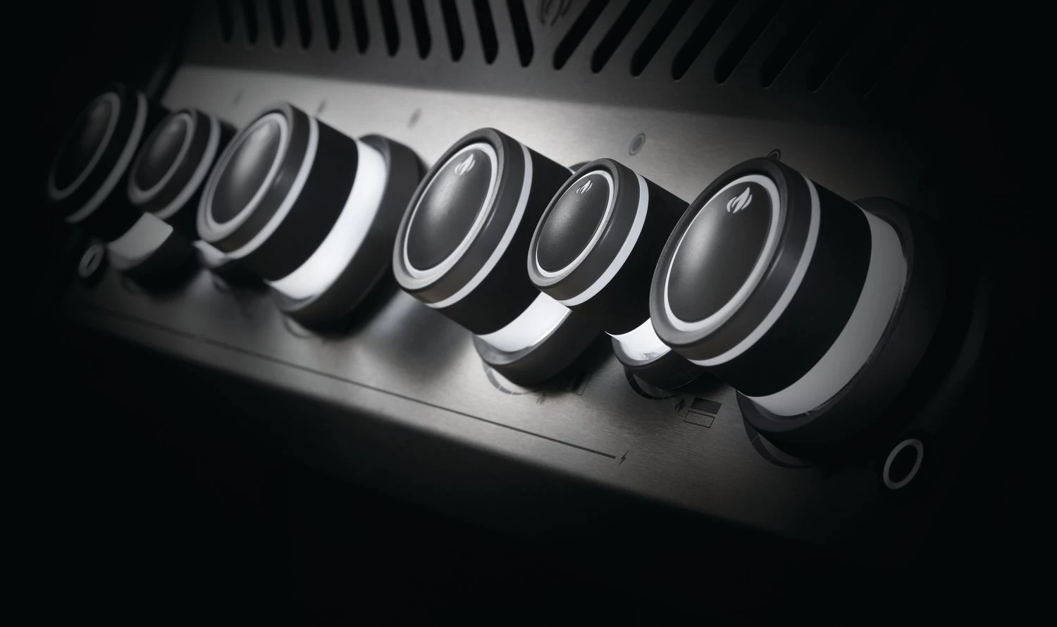 Napoleon Rogue SE 525 Gasgrill - All-black - Grillfürst Edition Inkl. Abdeckhaube - SMART Deal Inkl. Grillfürst Grill Control - Modell 2022 10 Napoleon Rogue SE 525 Gasgrill - All-black - Grillfürst Edition Inkl. Abdeckhaube - SMART Deal Inkl. Grillfürst Grill Control - Modell 2022 - Image 10