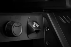 Napoleon Phantom Freestyle 425 Gasgrill, Mattschwarz - Mit Sizzle Zone Und Tür - Modell 2023 -Grill Welt Geschäft Napoleon Phantom Freestyle F425DSIBPK PHM Detail Bottle Opener