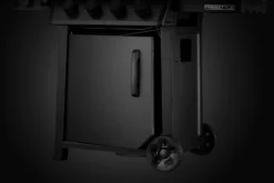 Napoleon Phantom Freestyle 425 Gasgrill, Mattschwarz - Mit Sizzle Zone Und Tür - Modell 2023 -Grill Welt Geschäft Napoleon Phantom Freestyle F425DSIBPK PHM Detail Compartment