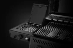 Napoleon Phantom Freestyle 425 Gasgrill, Mattschwarz - Mit Sizzle Zone Und Tür - Modell 2023 -Grill Welt Geschäft Napoleon Phantom Freestyle F425DSIBPK PHM Detail Side Burner