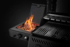 Napoleon Phantom Freestyle 425 Gasgrill, Mattschwarz - Mit Sizzle Zone Und Tür - Modell 2023 -Grill Welt Geschäft Napoleon Phantom Freestyle F425DSIBPK PHM Detail Side Burner 8 1671185624