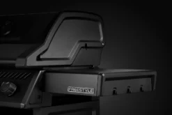 Napoleon Phantom Freestyle 425 Gasgrill, Mattschwarz - Mit Sizzle Zone Und Tür - Modell 2023 -Grill Welt Geschäft Napoleon Phantom Freestyle F425DSIBPK PHM Detail Side Shelves