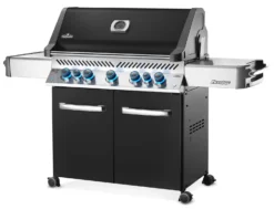 Napoleon Prestige 665 Gasgrill, Schwarz - Mit Safety Glow - Modell 2023 - SMART Deal Inkl. Grillfürst Grill Control -Grill Welt Geschäft Napoleon Prestige 665 schwarz Angle Black KnbsOn