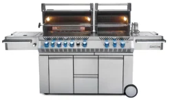 Napoleon Prestige Pro 825-3 Edelstahl Gasgrill Inkl. Drehspieß Und Bodenbeleuchtung - Modell 2023 - SMART Deal Inkl. Grillfürst Grill Control Mit Companion Device Und Einstichthermometer -Grill Welt Geschäft Napoleon Prestige Pro 825 Gasgrill offen