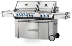 Napoleon Prestige Pro 825-3 Edelstahl Gasgrill Inkl. Drehspieß Und Bodenbeleuchtung - Modell 2023 - SMART Deal Inkl. Grillfürst Grill Control Mit Companion Device Und Einstichthermometer -Grill Welt Geschäft Napoleon Prestige Pro 825 Gasgrill seitlich