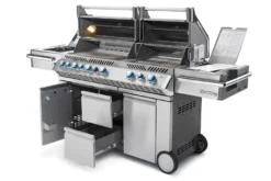 Napoleon Prestige Pro 825-3 Edelstahl Gasgrill Inkl. Drehspieß Und Bodenbeleuchtung - Modell 2023 - SMART Deal Inkl. Grillfürst Grill Control Mit Companion Device Und Einstichthermometer -Grill Welt Geschäft Napoleon Prestige Pro 825 Gasgrill seitlich offen