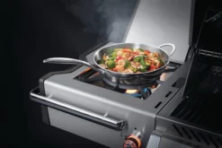 Napoleon Prestige Pro 825-3 Edelstahl Gasgrill Inkl. Drehspieß Und Bodenbeleuchtung - Modell 2023 - SMART Deal Inkl. Grillfürst Grill Control Mit Companion Device Und Einstichthermometer -Grill Welt Geschäft Napoleon Prestige Pro 825 Seitenbrenner Wok