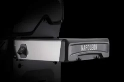 Napoleon Rogue SE 625 Gasgrill, Schwarz Mit Gussrosten, Sizzle Zone Und Heckbrenner - Modell 2023 -Grill Welt Geschäft Napoleon Rogue SE Seitenablage mit Logo