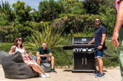 Napoleon Rogue XT 525 Gasgrill - All Black - Mit Sizzle Zone - Modell 2023 -Grill Welt Geschäft Napoleon Rogue XT 525 Gasgrill mit Sizzle Zone Lifestyle01