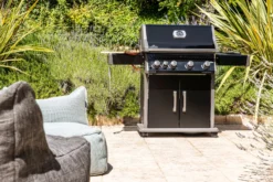 Napoleon Rogue XT 525 Gasgrill - All Black - Mit Sizzle Zone - Modell 2023 -Grill Welt Geschäft Napoleon Rogue XT 525 Gasgrill mit Sizzle Zone Lifestyle02