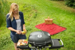 Napoleon TravelQ PRO285 Kompakt Gasgrill Schwarz Mit Klappbarem Wagen - Modell 2023 -Grill Welt Geschäft Napoleon portabler Gasgrill Travelq Pro285 x lifestyle 2
