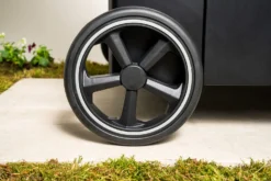 Outdoorchef Gas Kugelgrill Arosa 570 G Evo Black Style - Inkl. Blazing-/Cooking Zone Kit Plus -Grill Welt Geschäft Outdoorchef Arosa Gas Kugelgrill 570G EVO Black Style Laufraeder