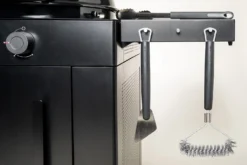 Outdoorchef Gas Kugelgrill Arosa 570 G Evo Black Style - Inkl. Blazing-/Cooking Zone Kit Plus Und Plancha -Grill Welt Geschäft Outdoorchef Arosa Gas Kugelgrill 570G EVO Black Style Seitenablage 1