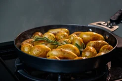 Outdoorchef Carbonstahl Pfanne Ø 24 Cm -Grill Welt Geschäft Outdoorchef Carbonstahl Pfanne 24cm Anwendung