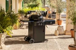 Outdoorchef Gas Kugelgrill Davos 570G Pro Mit Blazing Zone (Infrarotbrenner) & Abdeckhaube -Grill Welt Geschäft Outdoorchef Davos 570 G Pro mit Blazing Zone Infrarotbrenner