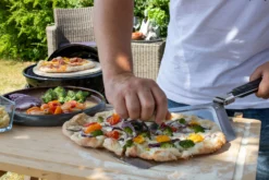 Outdoorchef Gas Kugelgrill Chelsea 420 G Pizzaofen - Pizza Chef Inkl. Grillfürst Pizzastein, Pizzaheber Und Pizzaschneider -Grill Welt Geschäft Outdoorchef Pizzaofen Set Chelsea Grillfuerst Pizzaschneider