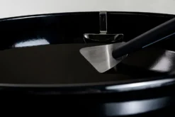 Outdoorchef Trichter Reinigungsset Für EASY FLIP Trichter -Grill Welt Geschäft Outdoorchef Trichter Schaber Anwendung02