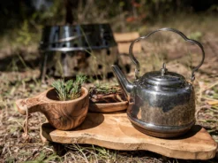 Petromax Teekessel Edelstahl Tk0.8 (800 Ml) 7 Petromax Teekessel Edelstahl Tk0.8 (800 Ml) -Grill Welt Geschäft Petromax Edelstahl Teekessel 800ml Lifestyle02