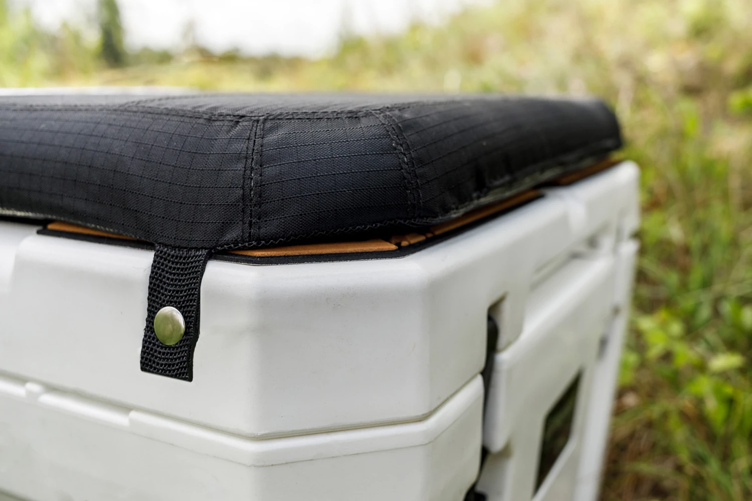 Petromax Kühlbox 25 Liter Alpenweiß - Grillfürst DEAL Inkl. Sitzkissen, Haft-Unterlage Und Einsatzkorb 10 Petromax Kühlbox 25 Liter Alpenweiß - Grillfürst DEAL Inkl. Sitzkissen, Haft-Unterlage Und Einsatzkorb - Image 10