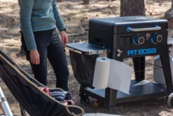 Pit Boss Plancha Grill Ultimate Plancha 2-Brenner - Mit Untergestell -Grill Welt Geschäft Pit Boss Planchagrill 2 Brenner Seitenablage Kuechenrollenhalter