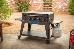 Pit Boss Plancha Grill Ultimate Plancha 4-Brenner - Mit Untergestell -Grill Welt Geschäft Pit Boss Planchagrill Ultimate 4 Brenner Gasflaschenhalter