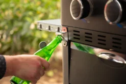 Pit Boss Planchagrill Ultimate Plancha 5-Brenner - Grillstation 18 Pit Boss Planchagrill Ultimate Plancha 5-Brenner - Grillstation -Grill Welt Geschäft Pit Boss Planchagrill Ultimate 5 Brenner Flaschenoeffner