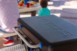 Pit Boss Plancha Grill Ultimate Plancha 3-Brenner - Mit Untergestell 30 Pit Boss Plancha Grill Ultimate Plancha 3-Brenner - Mit Untergestell -Grill Welt Geschäft Pit Boss Ultimate Plancha 3 Brenner Deckelgriff