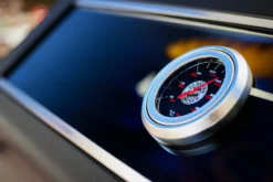 Rösle Videro G3-S VARIO+ Schwarz Gasgrill - FC Bayern Edition - Inkl. FC Bayern Abdeckhaube, Barbecue Grillzange Und Burgerpresse -Grill Welt Geschäft Roesle FC Bayern Gasgrill Logo Deckelthermometer