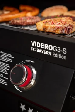 Rösle Videro G3-S VARIO+ Schwarz Gasgrill - FC Bayern Edition - Inkl. FC Bayern Abdeckhaube, Barbecue Grillzange Und Burgerpresse -Grill Welt Geschäft Roesle Gasgrill Videro G3 S FC Bayern Edition Bedienblende