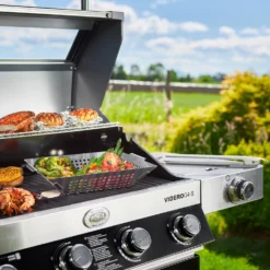 Rösle Gasgrill Videro G4-S VARIO+ Schwarz - Modell 2023 - X-DEAL Inkl. Abdeckhaube, Grillplatte Und Drehspieß 29 Rösle Gasgrill Videro G4-S VARIO+ Schwarz - Modell 2023 - X-DEAL Inkl. Abdeckhaube, Grillplatte Und Drehspieß -Grill Welt Geschäft Roesle Gasgrill Videro G4 S Mood Grillflaeche 1