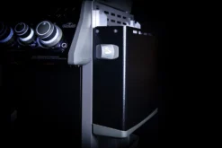 Napoleon Rogue SE 525 Gasgrill - All-black - Grillfürst Edition Inkl. Abdeckhaube - SMART Deal Inkl. Grillfürst Grill Control - Modell 2022 29 Napoleon Rogue SE 525 Gasgrill - All-black - Grillfürst Edition Inkl. Abdeckhaube - SMART Deal Inkl. Grillfürst Grill Control - Modell 2022 -Grill Welt Geschäft Seitenablage abgeklappt all black