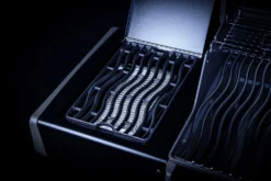 Napoleon Rogue SE 525 Gasgrill - All-black - Grillfürst Edition Inkl. Abdeckhaube - SMART Deal Inkl. Grillfürst Grill Control - Modell 2022 24 Napoleon Rogue SE 525 Gasgrill - All-black - Grillfürst Edition Inkl. Abdeckhaube - SMART Deal Inkl. Grillfürst Grill Control - Modell 2022 -Grill Welt Geschäft Sizzle Zone All Black