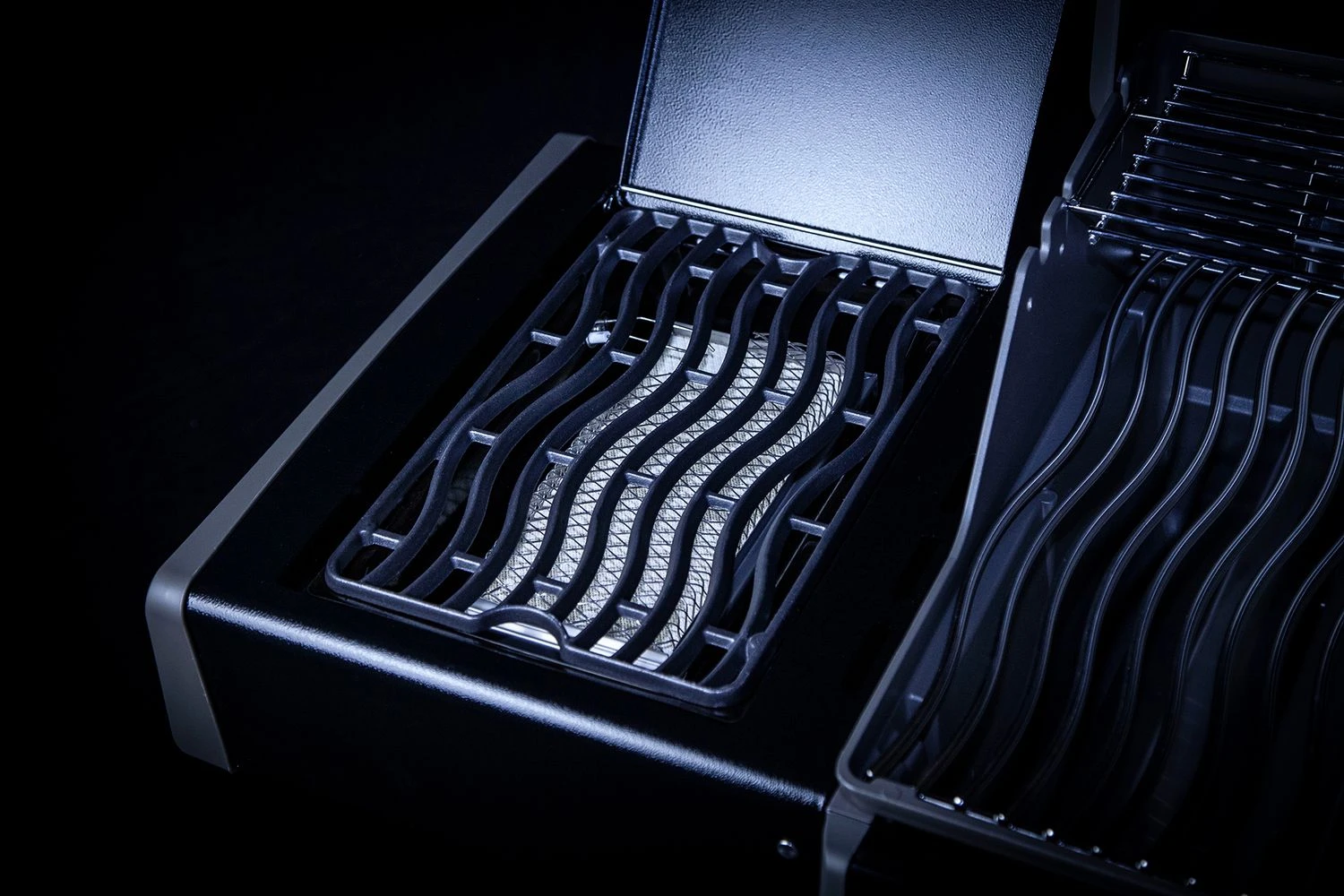 Napoleon Rogue SE 525 Gasgrill - All-black - Grillfürst Edition Inkl. Abdeckhaube - SMART Deal Inkl. Grillfürst Grill Control - Modell 2022 9 Napoleon Rogue SE 525 Gasgrill - All-black - Grillfürst Edition Inkl. Abdeckhaube - SMART Deal Inkl. Grillfürst Grill Control - Modell 2022 - Image 9