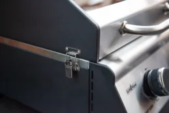 Grillfürst G201E 2-Brenner Gasgrill Portabel V2 - Campinggrill / Balkongrill - X-DEAL Inkl. Untergestell Und Tragetasche 27 Grillfürst G201E 2-Brenner Gasgrill Portabel V2 - Campinggrill / Balkongrill - X-DEAL Inkl. Untergestell Und Tragetasche -Grill Welt Geschäft grillfuerst g201 verschluss