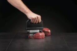 Napoleon "Der Fleischzartmacher" Perforator / Steaker -Grill Welt Geschäft napoleon fleischperforator anwendung mit steaks 01